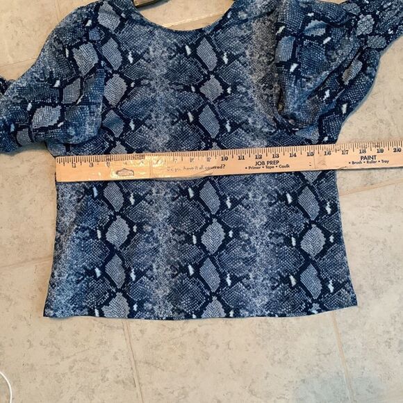 Stella & Dot Size XS blue reptile print crop top. NWOT. Button-up V-neck back. - Picture 8 of 8